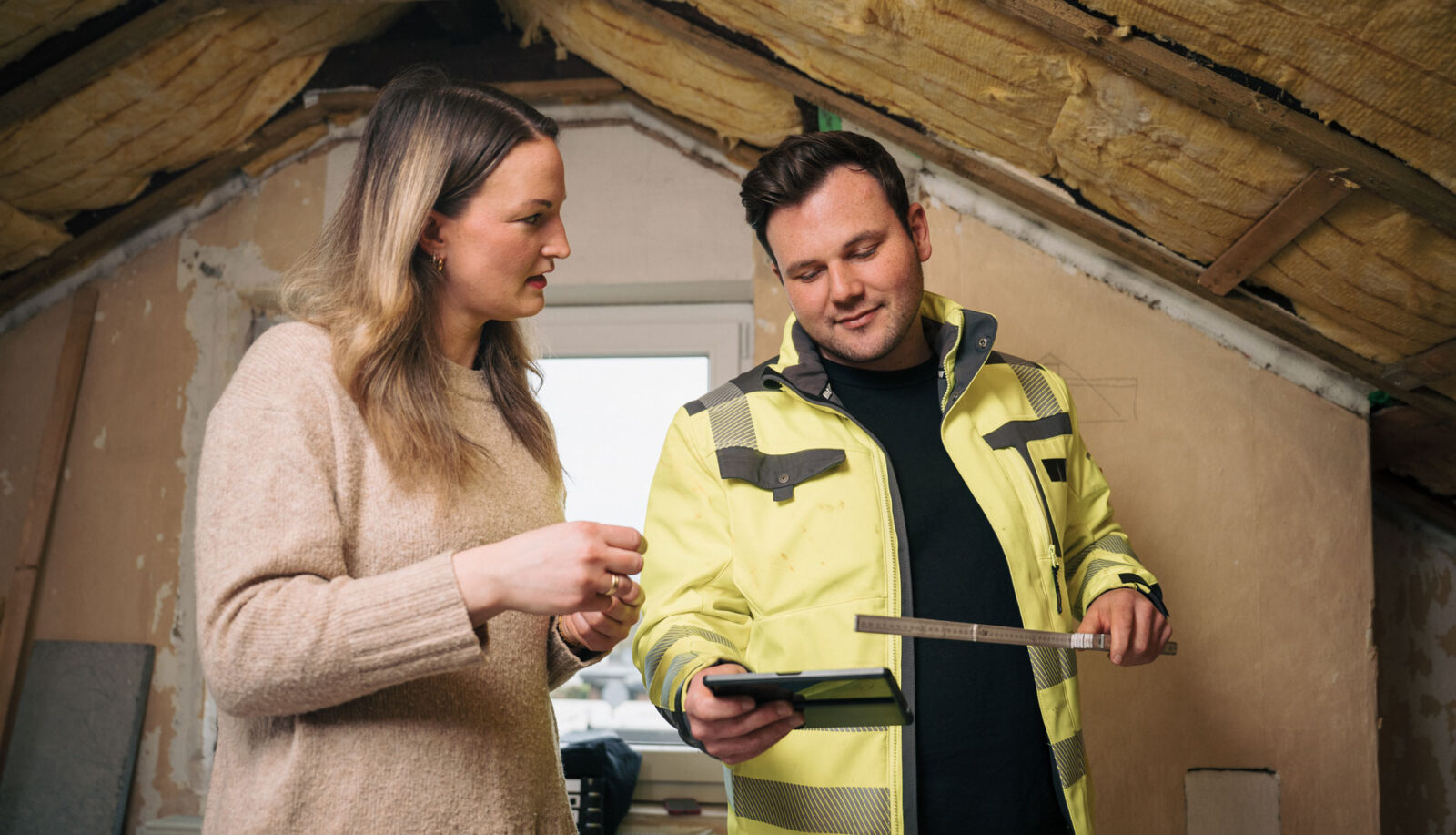 Energieberater berät Kundin zur Dämmung bei Dachsanierung