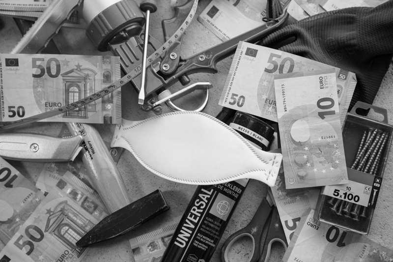 Gegenstände wie Hammer, Geld, Schrauben für Hausbau