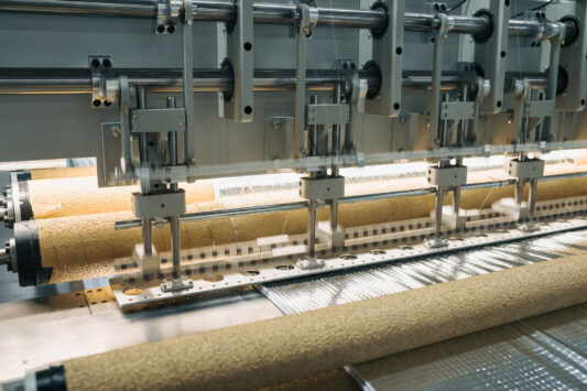 Maschinelle Produktion der ISUM Dämmfolie in einer modernen Fertigungsanlage